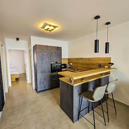 Aenona Apartment *